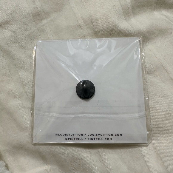 LOUIS VUITTON PIN - VOLEZ VOGUEZ VOYAGEZ NYC EXHIBITION - Picture 3 of 3